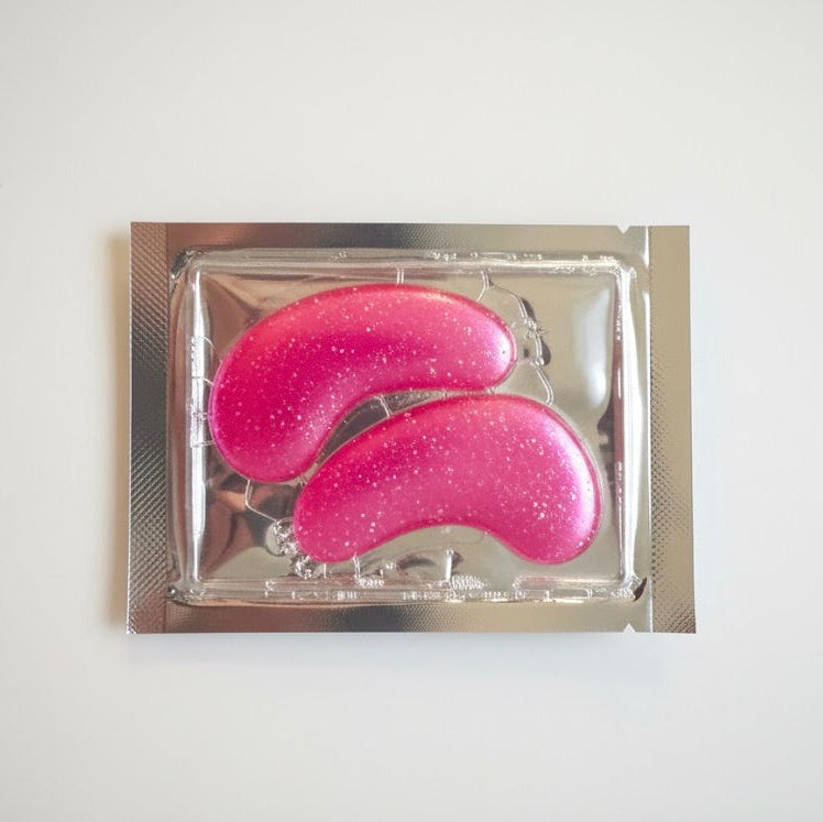Instant De-Puffing: Our cooling hydrogel technology calms puffiness and refreshes tired eyes in just 15 minutes.

Collagen Boost: Infused with vegan collagen to help firm the delicate under-eye area and smooth the appearance of fine lines.

Deep Hydration: Formulated with Hyaluronic Acid to lock in moisture for a plump, "glass-skin" finish.

Camera-Ready: The gorgeous pink glitter finish makes these the perfect accessory for your skincare selfies and GRWM videos.