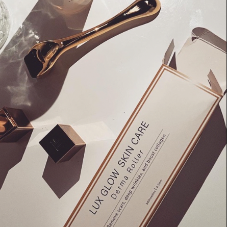 The Lux Glow Derma Roller, a professional-grade tool designed to unlock your skin’s true potential from the comfort of home. This precision-engineered device is the ultimate bridge between your favorite products and the visible results you’ve been chasing.

Precision Engineering for Visible Results
Outfitted with 540 titanium-coated micro-needles, this roller is a powerhouse for rejuvenation. The device effectively stimulates skin cell turnover to dramatically improve the appearance of pore size, fine lines