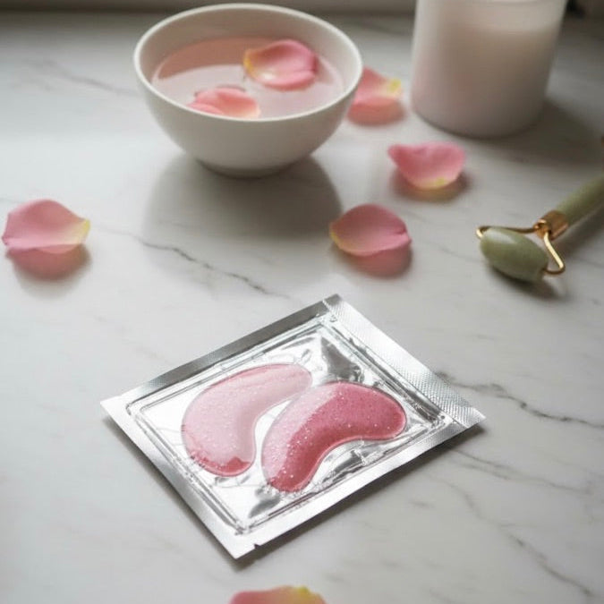 Instant De-Puffing: Our cooling hydrogel technology calms puffiness and refreshes tired eyes in just 15 minutes.

Collagen Boost: Infused with vegan collagen to help firm the delicate under-eye area and smooth the appearance of fine lines.

Deep Hydration: Formulated with Hyaluronic Acid to lock in moisture for a plump, "glass-skin" finish.

Camera-Ready: The gorgeous pink glitter finish makes these the perfect accessory for your skincare selfies and GRWM videos.